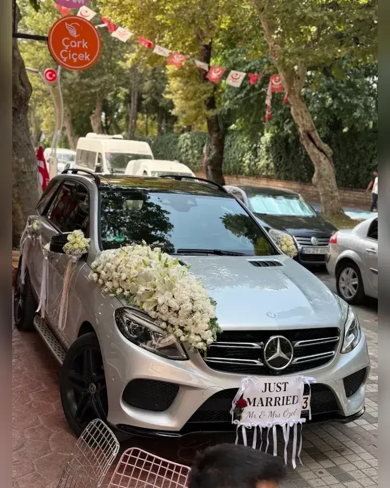 Kaputu beyaz güllerle süslenmiş gümüş SUV gelin arabası, Just Married plakalı