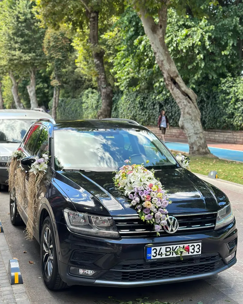 Kaputu pastel tonlarda lisyantuslarla süslenmiş siyah SUV