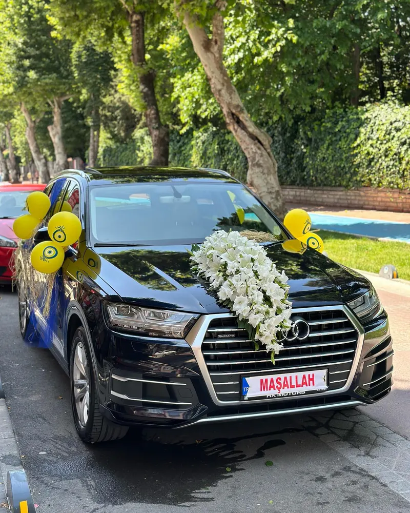 Kaputu beyaz glayöllerle, aynaları nazar boncuklu balonlarla süslenmiş siyah SUV
